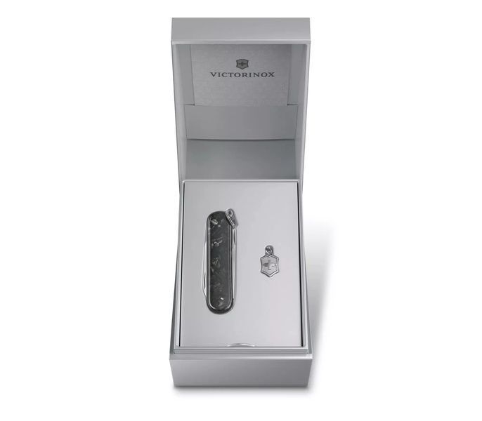Швейцарський ніж Victorinox Classic SD Brilliant Carbon 58 мм 5 функцій рукоятка з карбону (0.6221.90) V77552871 фото