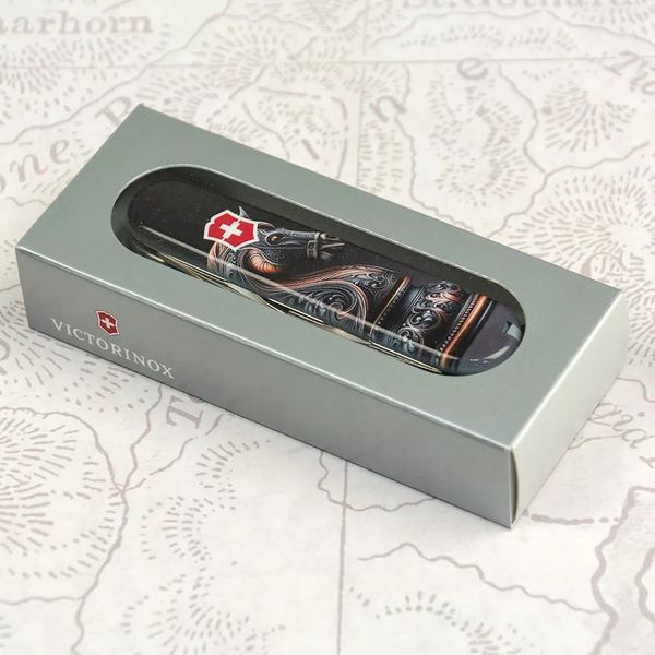 Швейцарский нож Victorinox Huntsman Zodiac Шахматная лошадь Черный белый глянцевый 1.3713.3_Z5310pk V77554192 фото
