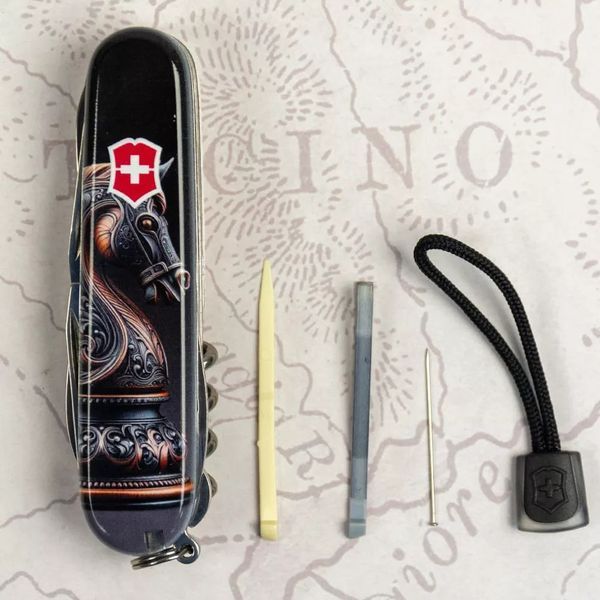 Швейцарский нож Victorinox Huntsman Zodiac Шахматная лошадь Черный белый глянцевый 1.3713.3_Z5310pk V77554192 фото